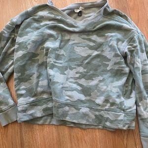 Camo sweatshirt, universal threads, medium. Good condition. No flaws.